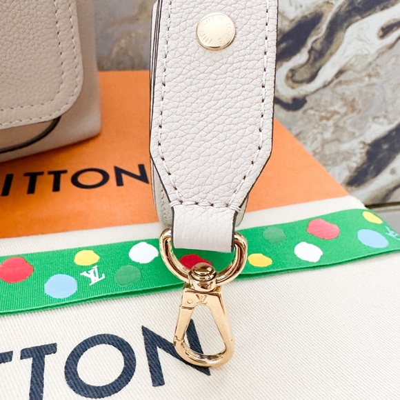 Louis Vuitton Lockme Bucket MM Greige
Calfskin Bucket Bag - Picture 4 of 13